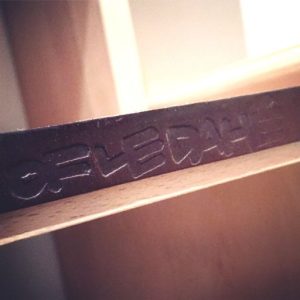 Bibliothèque sur mesure of le dahé signature en cuir embossé