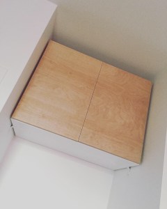 Petit placard mural sur mesure of le dahé en MDF et portes en multi-plis. 225€