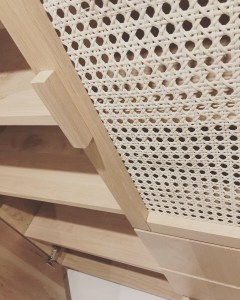 Dressing sur mesure of le dahé en chêne massif et cannage de rotin. 1570€