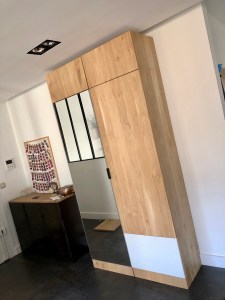Dressing sur mesure of le dahé en chêne massif ciré avec miroir. 1630€