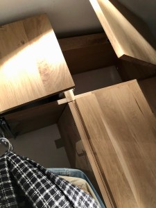 Dressing sur mesure of le dahé en chêne massif ciré avec miroir. 1630€