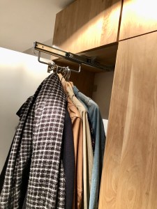 Dressing sur mesure of le dahé en chêne massif ciré avec miroir. 1630€