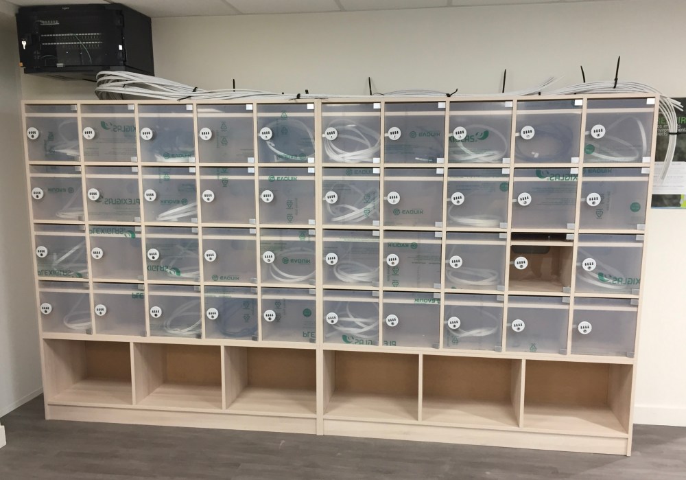 Meuble à casiers sur mesure en stratifié muni de fermetures sécurisées of le dahé.