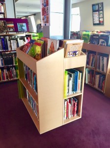 Meuble de médiathèque sur mesure en MDF vernis of le dahé.