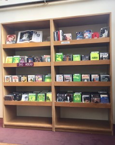 Meuble de médiathèque sur mesure en MDF vernis of le dahé.