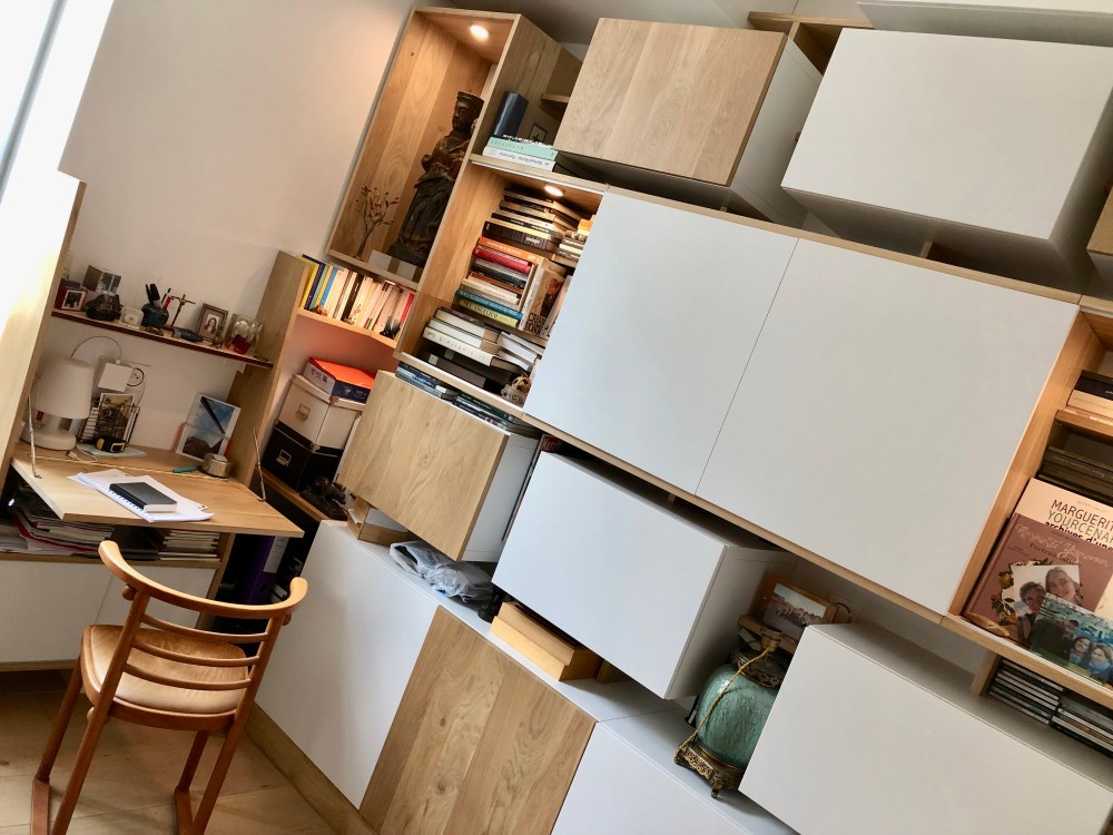 Meuble mixte ikea hack of le dahé mêlant éléments IKEA et structure en chêne massif huilé. 3040€