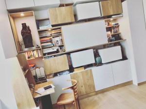 Meuble mixte ikea hack of le dahé mêlant éléments IKEA et structure en chêne massif huilé. 3040€