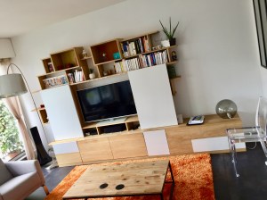 Meuble TV XL of le dahé en chêne massif ciré naturel avec portes coulissantes blanches. 5550€