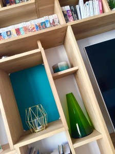 Meuble TV XL of le dahé en chêne massif ciré naturel avec portes coulissantes blanches et fond colorés réversibles. 5550€