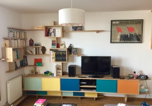 Meuble multi-média of le dahé en chêne massif huilé naturel accueillant une TV, un ensemble HIFI, une box internet, des CD et DVD et des éléments de bibliothèque. 3290€