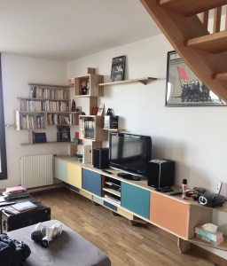 Meuble multi-média of le dahé en chêne massif huilé naturel accueillant une TV, un ensemble HIFI, une box internet, des CD et DVD et des éléments de bibliothèque. 3290€