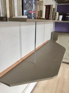 Aménagement suspendu sur mesure of le dahé en MDF teinté (Valchromat). 1490€