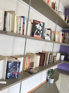 Aménagement suspendu sur mesure of le dahé en MDF teinté (Valchromat). 1490€