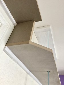 Aménagement suspendu sur mesure of le dahé en MDF teinté (Valchromat). 1490€