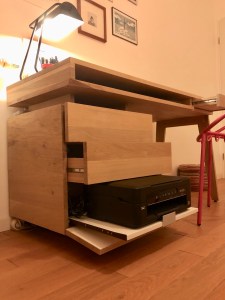 Bureau BB1 sur mesure of le dahé en chêne massif avec bloc de rangement et un tiroir dédié à l'imprimante. 1100€