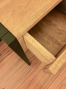 Bureau pupitre BP1 of le dahé en chêne massif ciré et peint. 660€