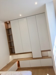 Dressing ikea hack of le dahé mêlant des éléments IKEA et une structure sur mesure en chêne massif huilé. 2440€