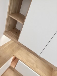 Dressing ikea hack of le dahé mêlant des éléments IKEA et une structure sur mesure en chêne massif huilé. 2440€