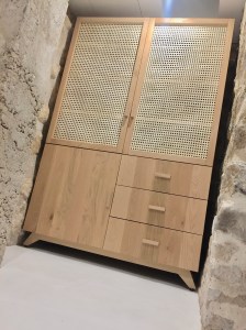 Dressing sur mesure of le dahé en chêne massif et cannage de rotin. 1570€