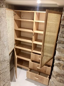 Dressing sur mesure of le dahé en chêne massif et cannage de rotin. 1570€