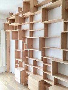 Bibliothèque sur mesure of le dahé en hêtre massif naturel ciré. 4670€