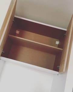 Petit placard mural sur mesure of le dahé en MDF et portes en multi-plis. 225€