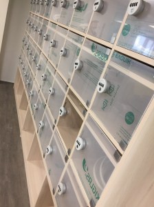 Meuble à casiers sur mesure en stratifié muni de fermetures sécurisées of le dahé.