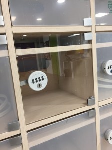 Meuble à casiers sur mesure en stratifié muni de fermetures sécurisées of le dahé.