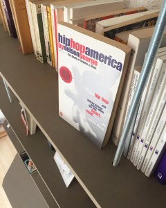 Aménagement suspendu sur mesure of le dahé en MDF teinté (Valchromat). 1490€