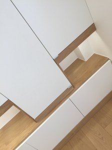 Dressing ikea hack of le dahé mêlant des éléments IKEA et une structure sur mesure en chêne massif huilé. 2440€